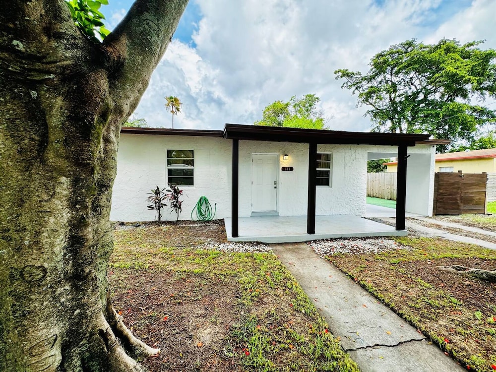 Modern 2-bedroom Retreat Near Beach Airport