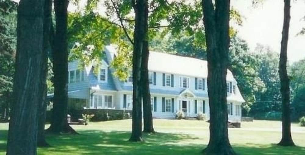 Maple Springs Lake Side Inn