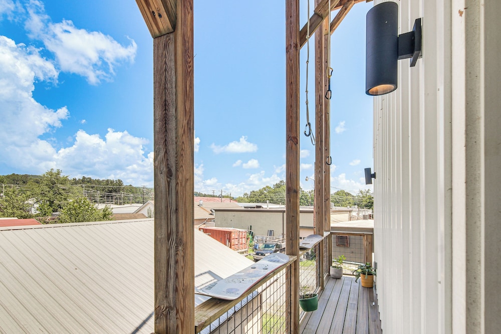 Rooftop Deck, Sweeping Views: Chic Home in Brevard