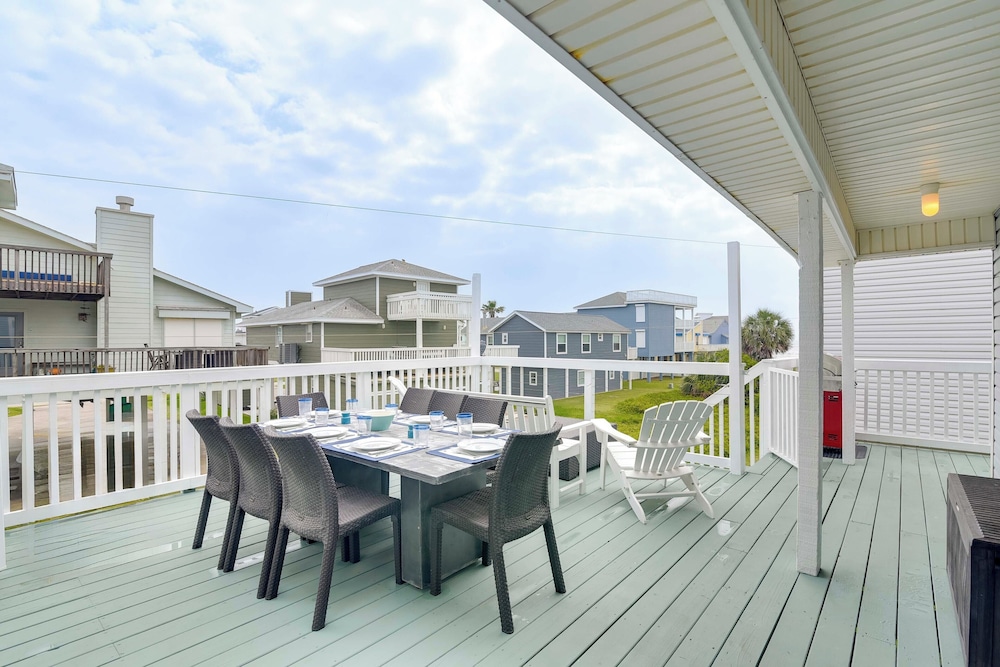 1 Block to Beach: Family Retreat in Galveston!