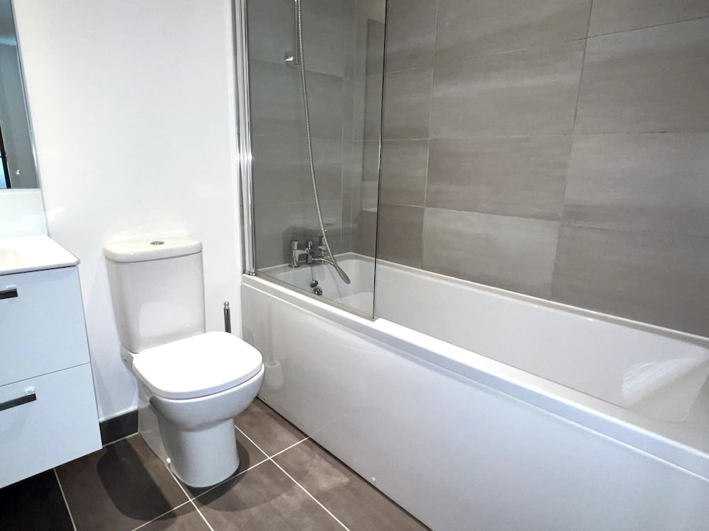 Modern 1 Bedroom Apartment With Parking view 4