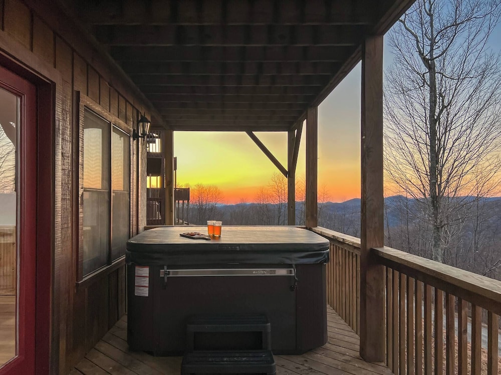 3 Kings 4 Bunks-sleeps 10-smart TV X6-parking out Front-full Kitchen-hot Tub