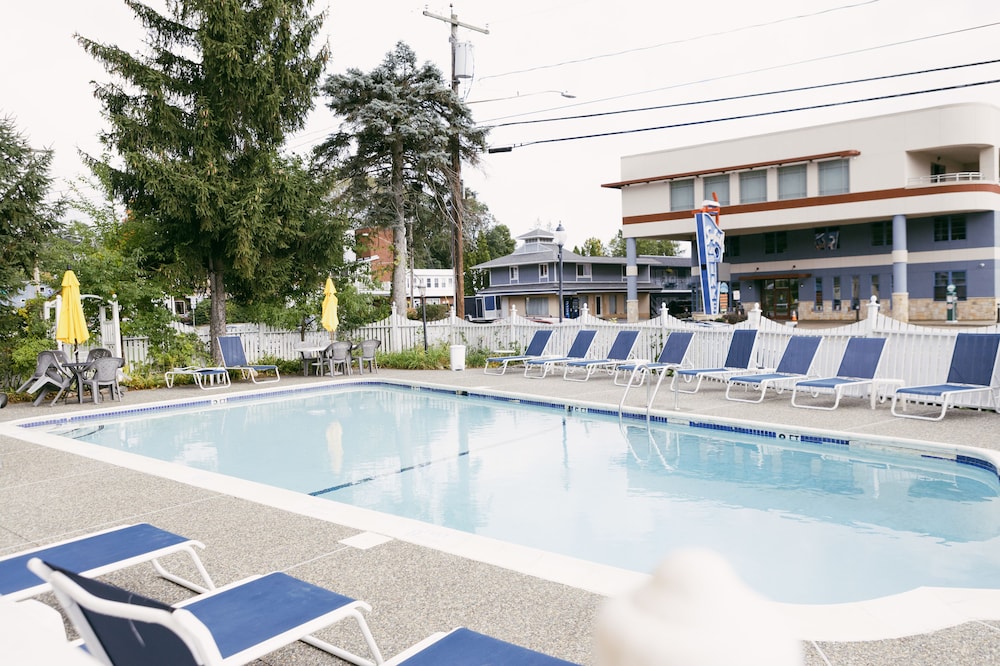 Admiral Motel