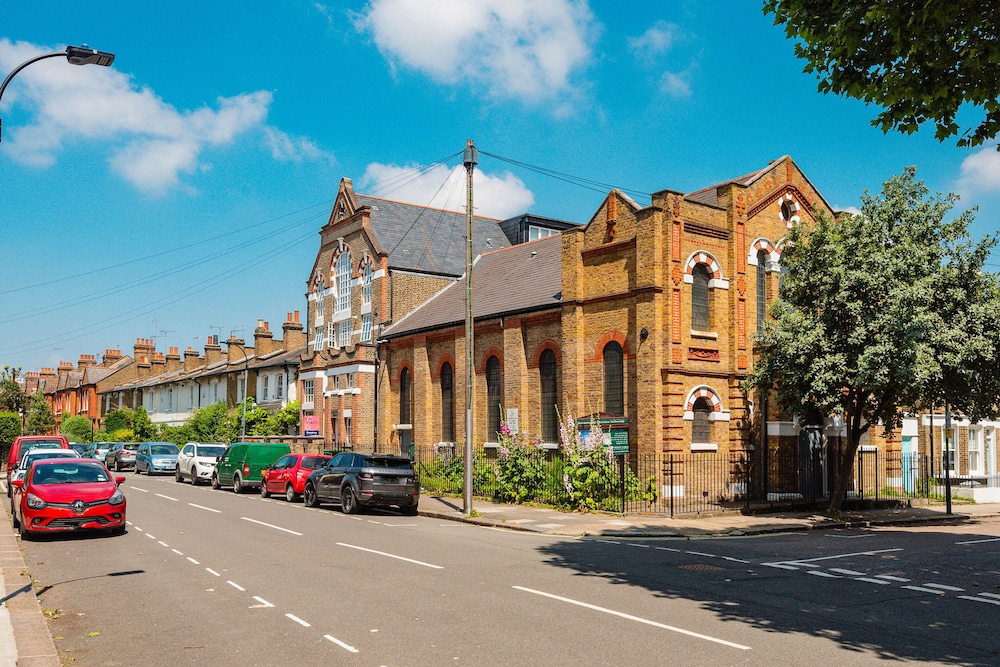 Enchanting Hammersmith Home Close to Shepherds Bush by Underthedoormat