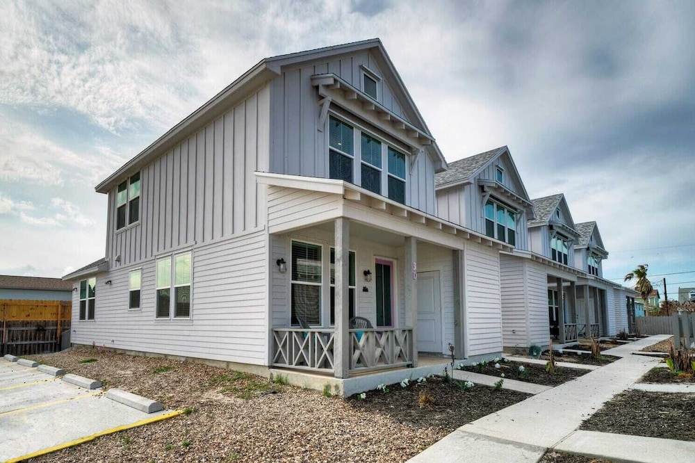 2 Homes in Old Town by Avantstay Sleeps 19, Pool, Newly Built Walk to Eats, Music, & More