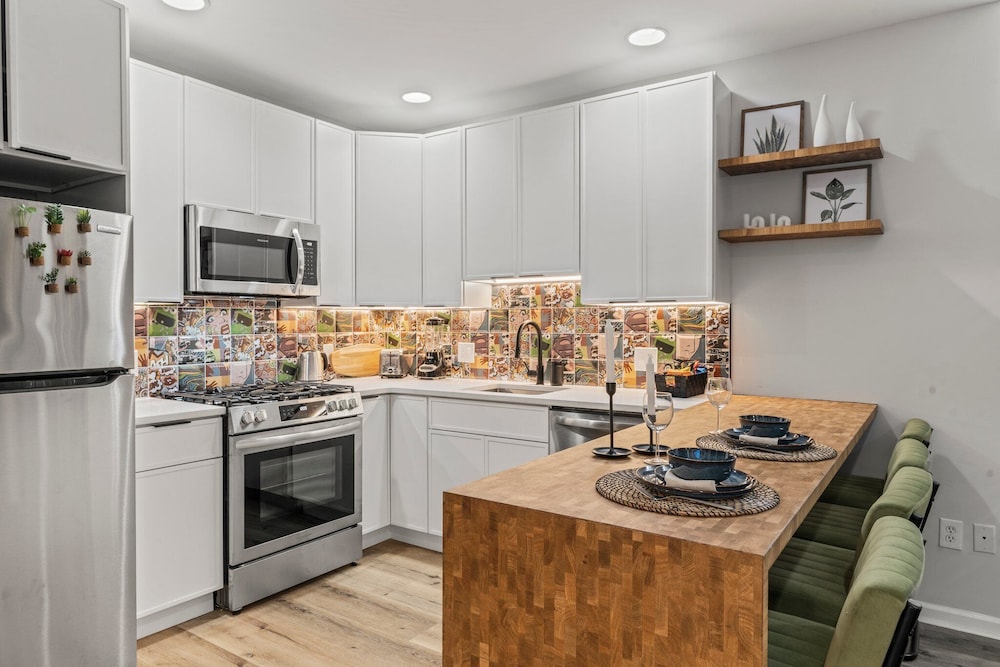 Old City 2 BR Near Historic Sites
