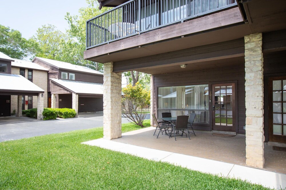 De Comal Cw C101 2 Bedroom Condo by RedAwning