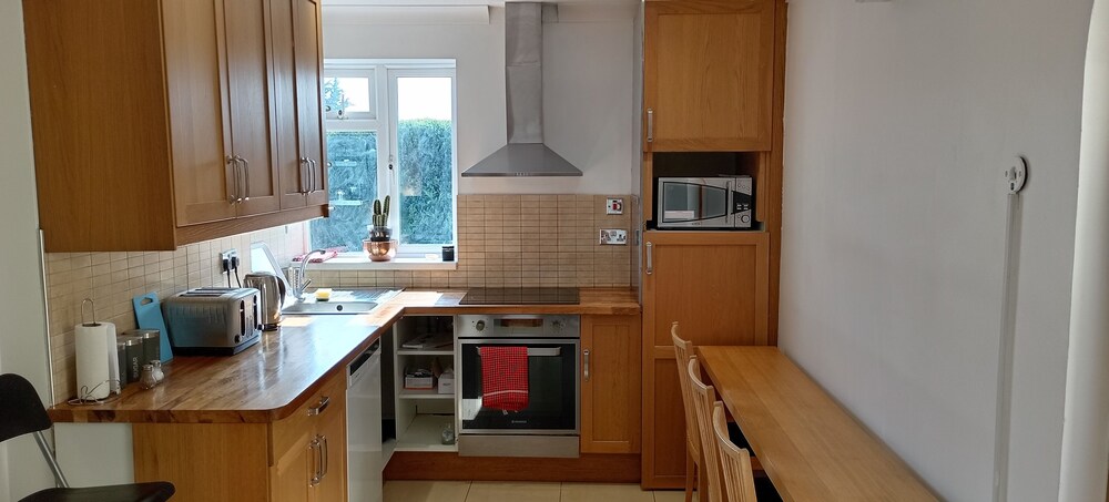 4 Bed House - Sleeps 10 - Pets - Parking - Wifi view 4