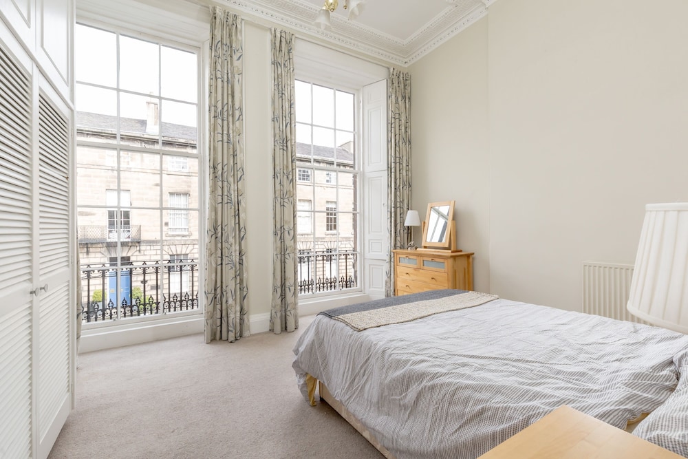 Light and Spacious 2 Bedroom Flat in Heart of Edinburgh view 3
