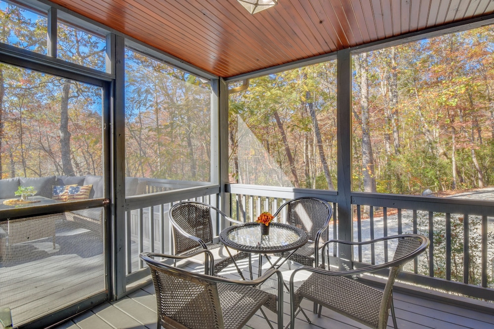 Fish, Hike & Swim: Lake Burton Retreat w/ Hot Tub!