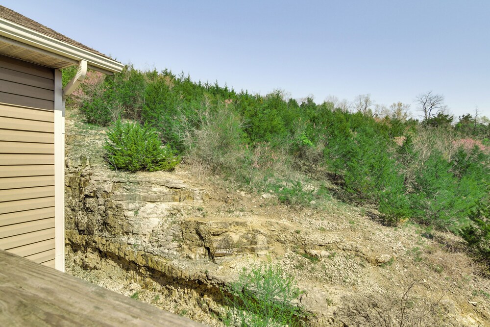2 Mi to Table Rock Lake: Branson Condo w/ Balcony!