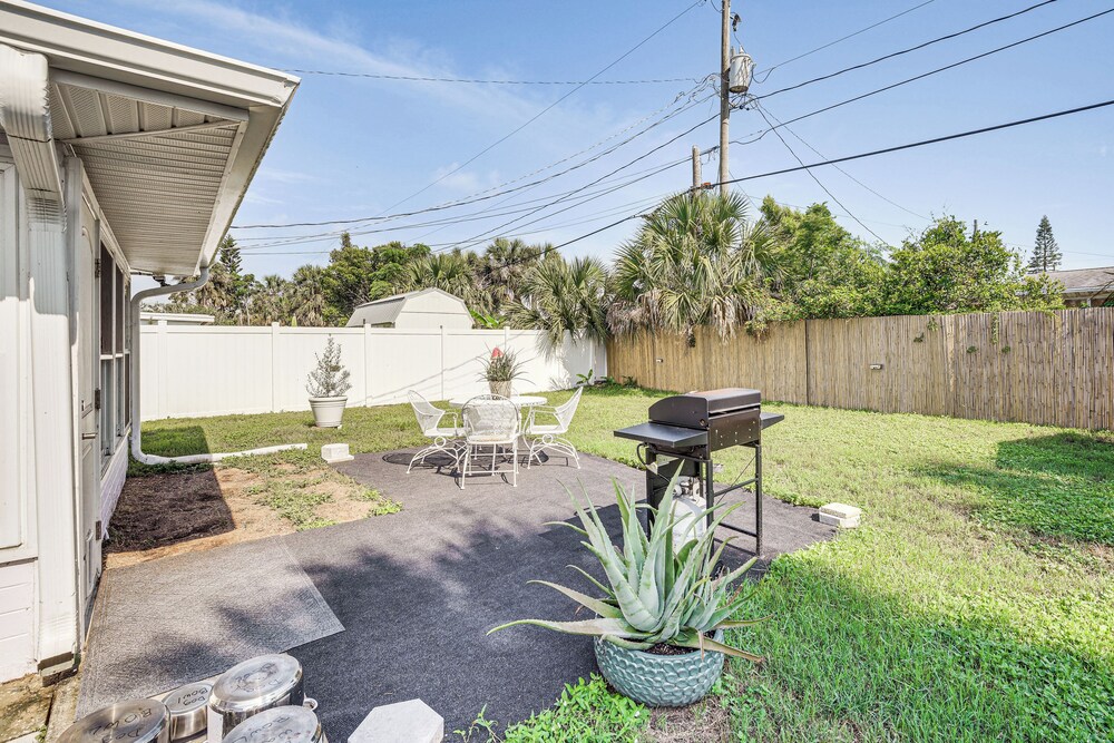 Walk to Ocean: Cozy Home w/ Yard in Ormond Beach!