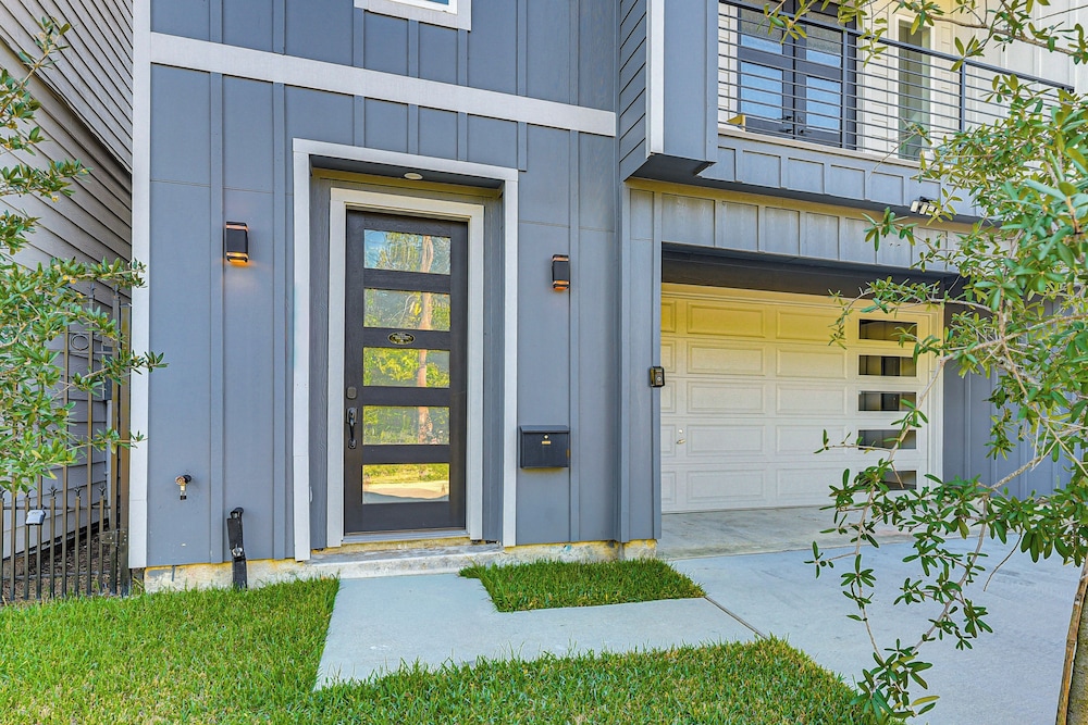 2 Mi to Dtwn Houston: Stylish Retreat w/ Balcony