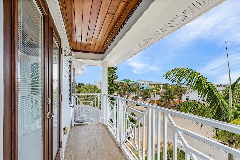 571 Seabatical: Canal Front With Pool! 5 Bedroom Home