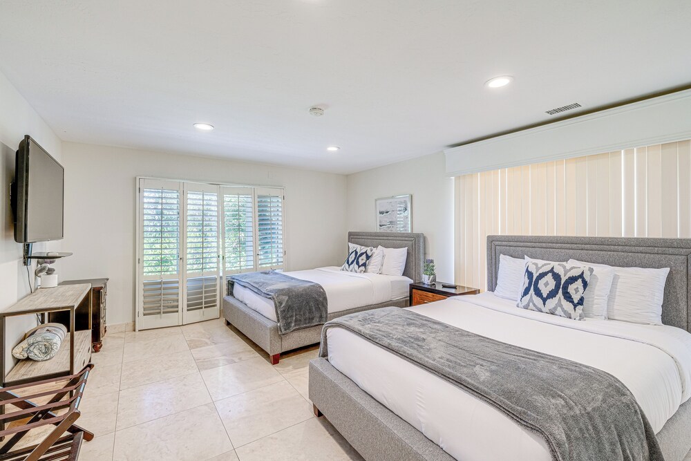 Pool & Coastline Views: Luxe La Jolla Home