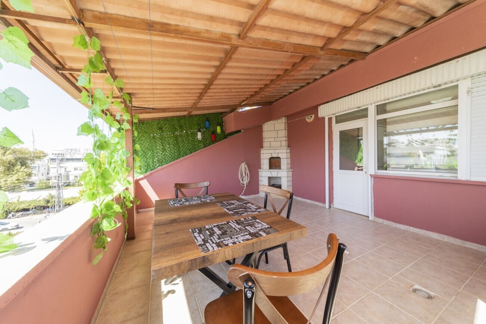 Central Flat Near Shore in Muratpasa With Terrace