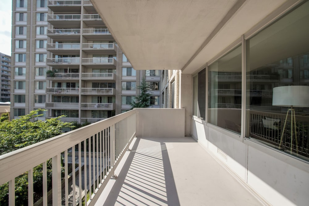 Crystal City Condo w Top Amenities