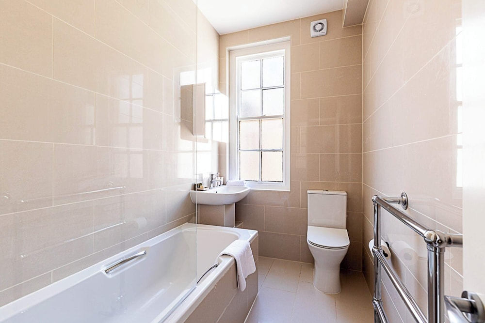 Modern 2 Bedroom Flat Near Queensway