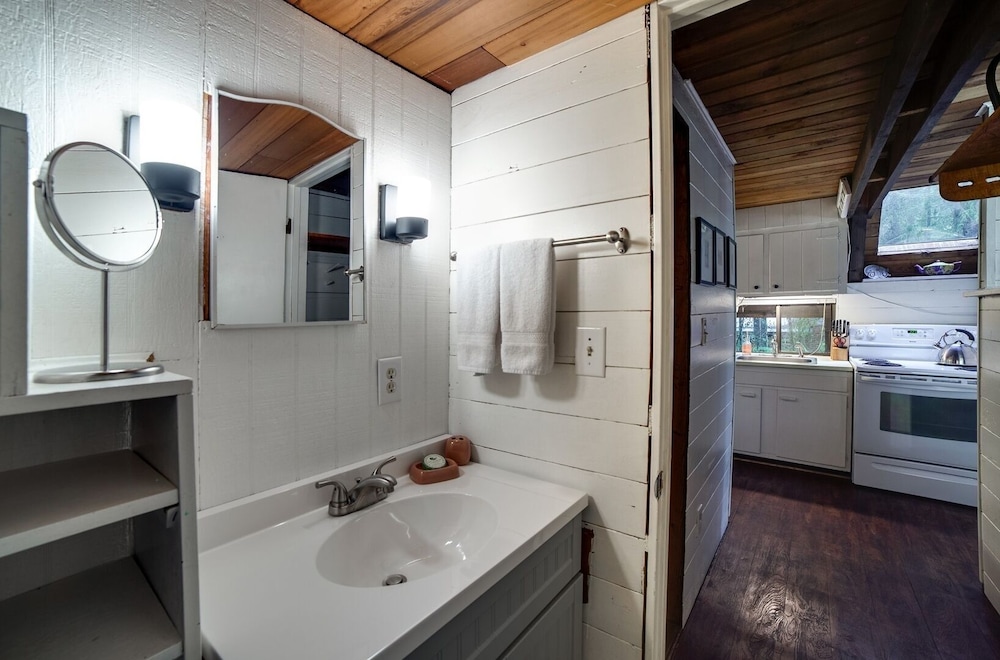 86sl - Rustic - Pets Ok - Bbq - Sleeps 6 3 Bedroom Home by RedAwning