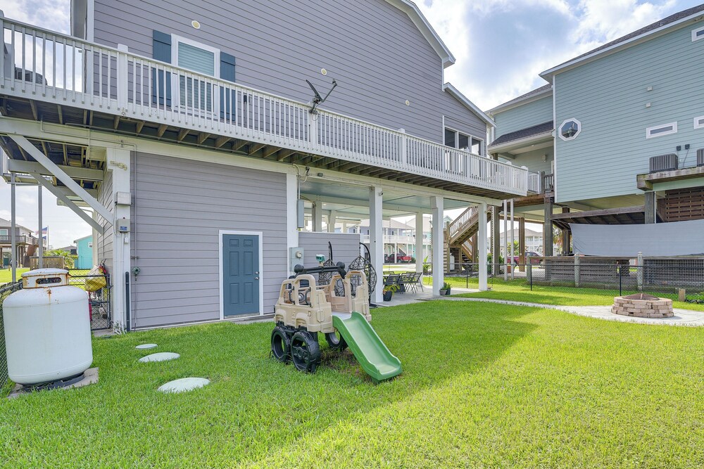 2 Blocks to Shore: Crystal Beach House w/ Yard!