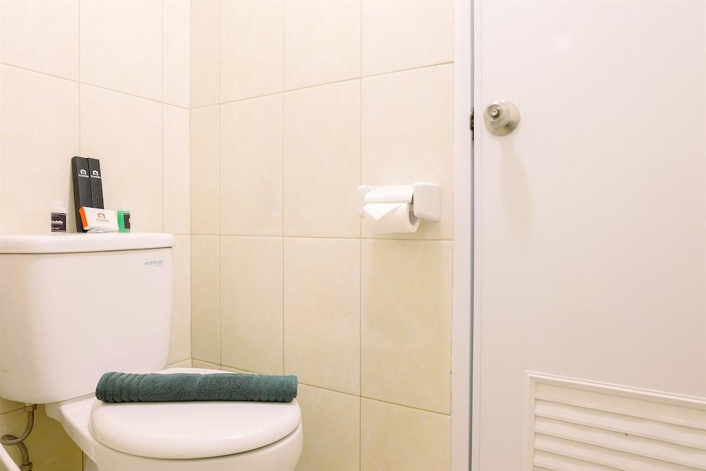 Stylish Studio The Springlake Summarecon Bekasi Apartment view 2