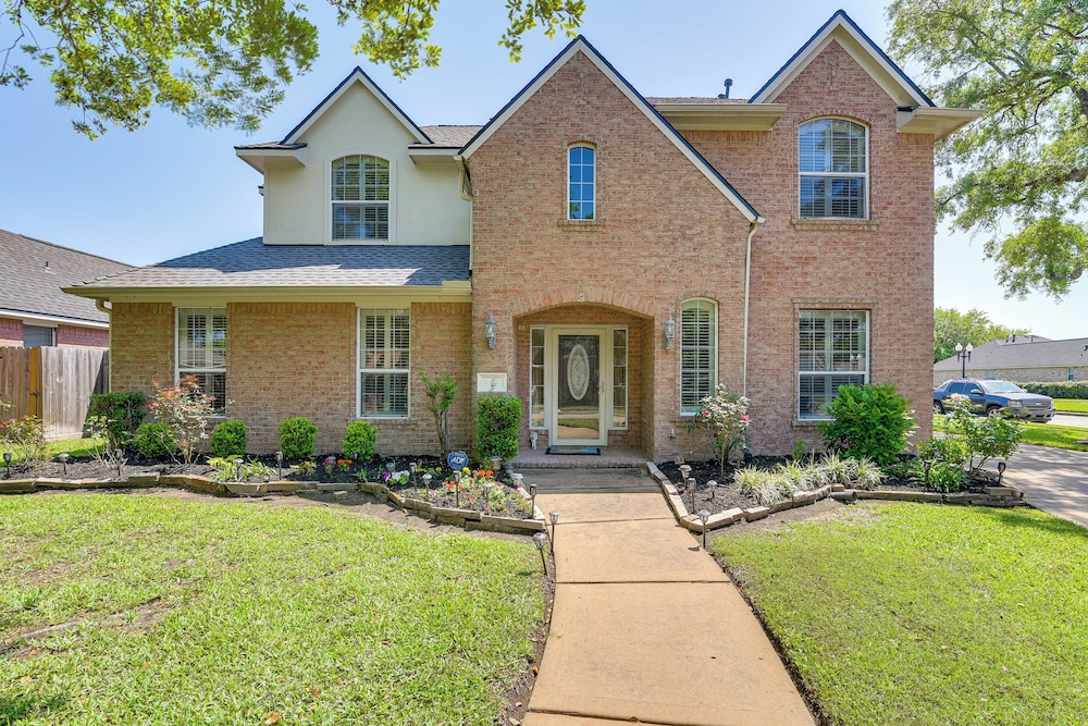 Patio, BBQ & Yard: Family Retreat in Pearland