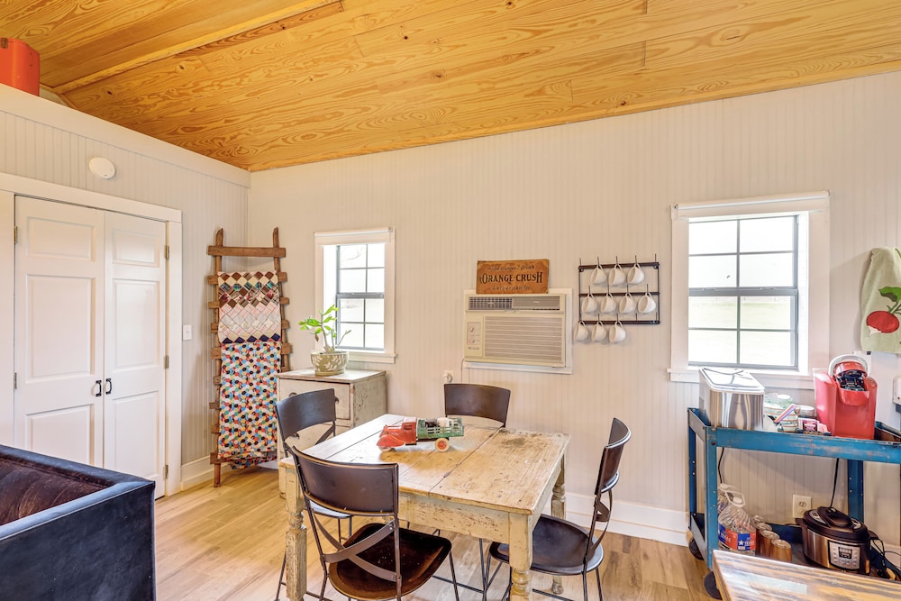 Large Yard + Pond: Fayetteville Rural Retreat