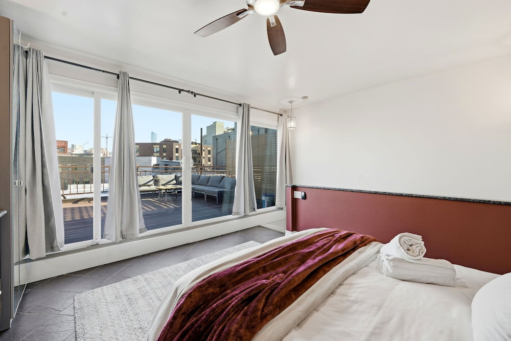 River West Modern 4-bd Home With Patio Balcony