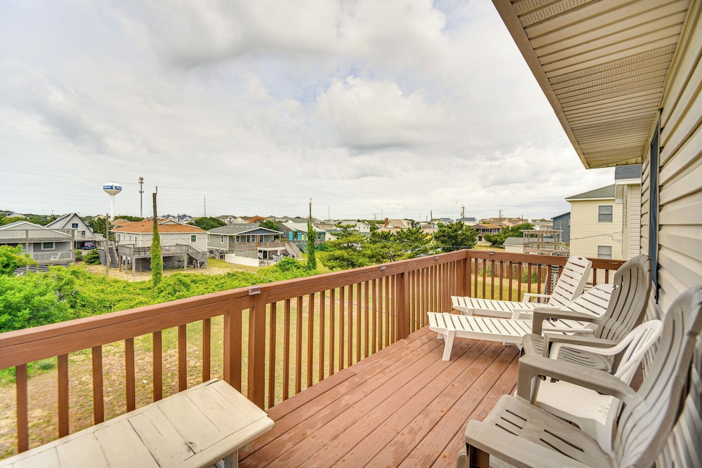 Walk to Beach + Restaurants: Outer Banks Retreat