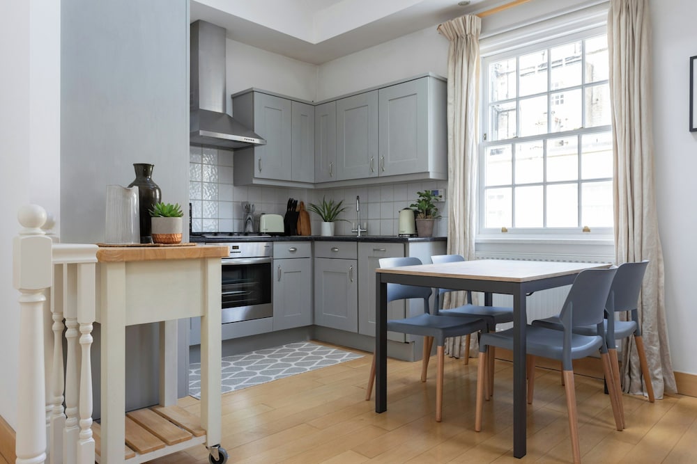 Bathurst Mews III by Onefinestay