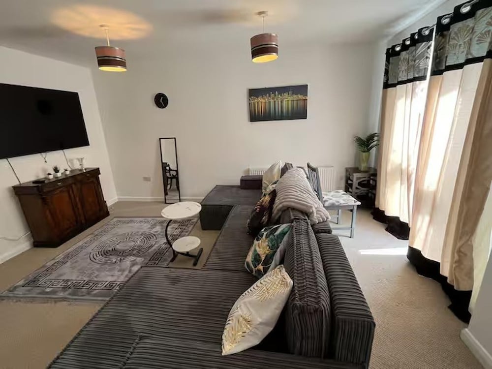 Spacious Comfortable Central Derby 2-bed Apartment
