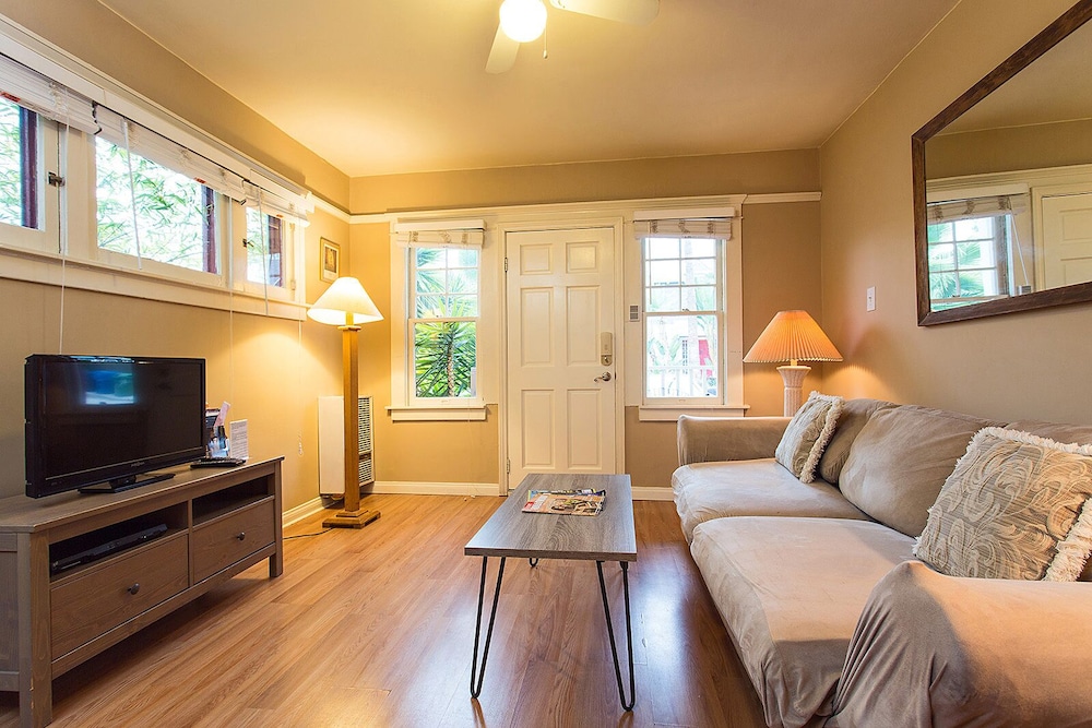 Hollywood Hills Suites