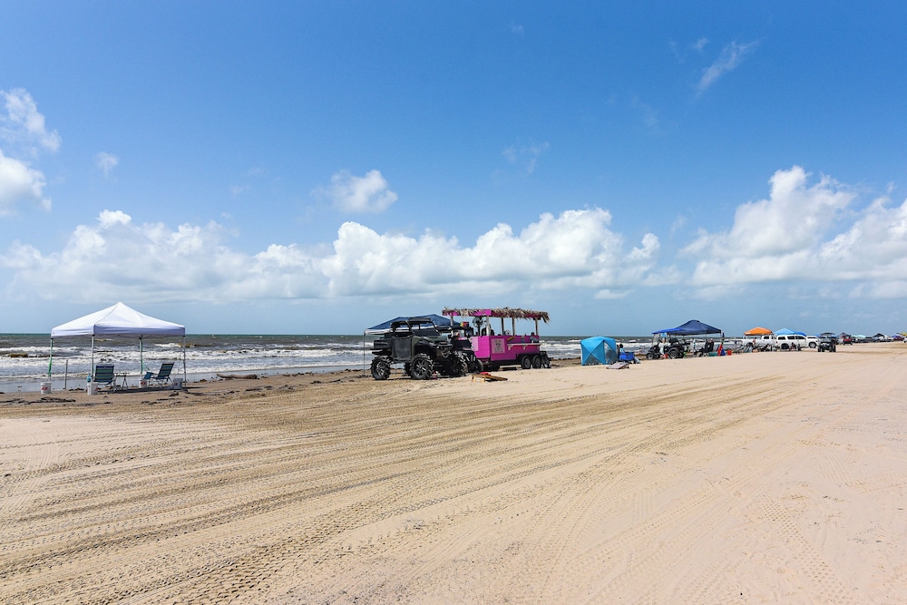 2 Blocks to Shore: Crystal Beach House w/ Yard!