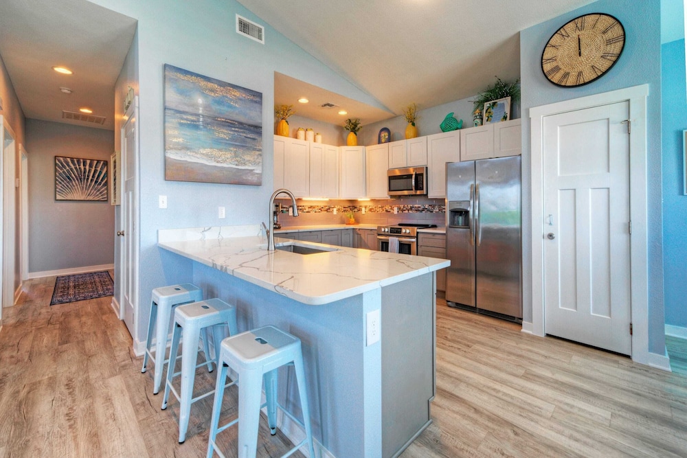 Family-friendly Beach Home Bbq, Patio & Fire Pit & Mins to Beach Bottom's Up by Avantstay