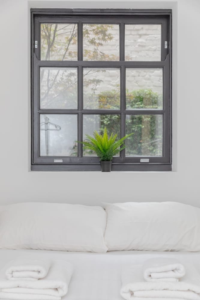 Sleek & Stylish 2BD Flat - Warren Street