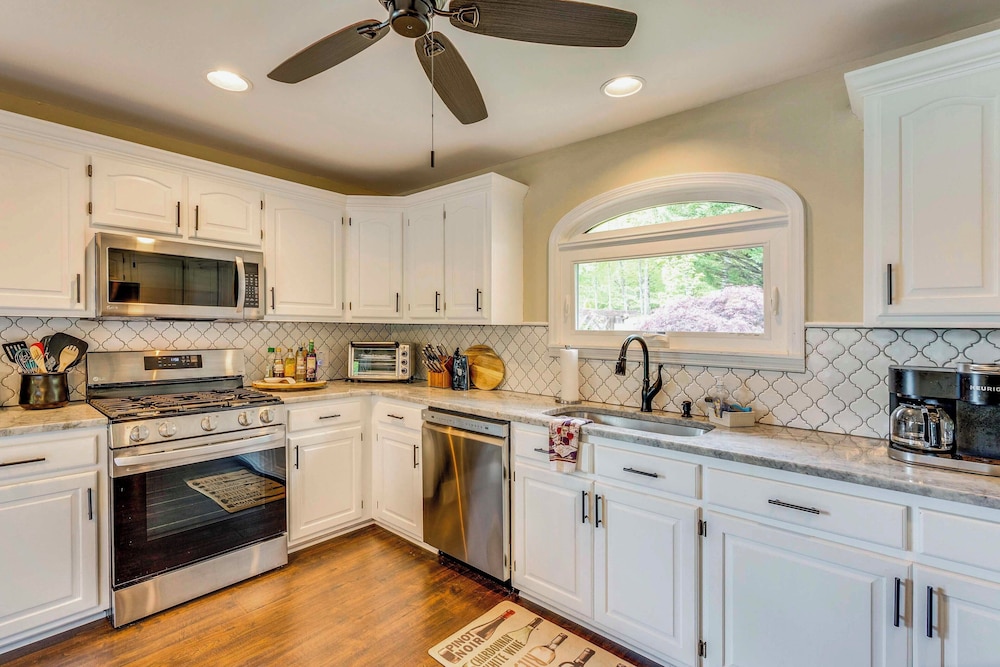 February Perks! Couples Getaway in Hayesville
