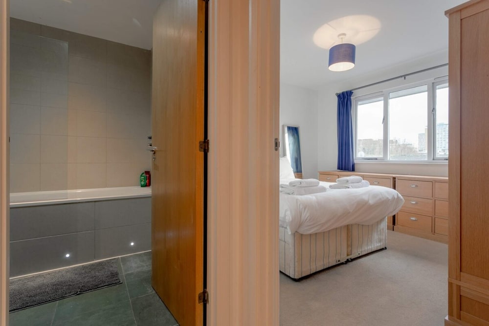 A Spacious 2 Bedroom Apartment In Aldgate East