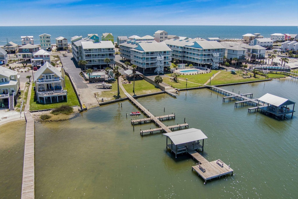 Lagoon Landing 202- Beautifully Decorated Condo With Balcony Pool Steps to Beach Lagoon