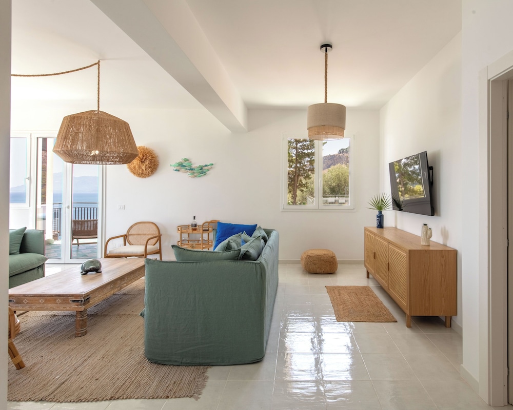 Sea Frame Design Apartments with Pool by Wonderful Italy