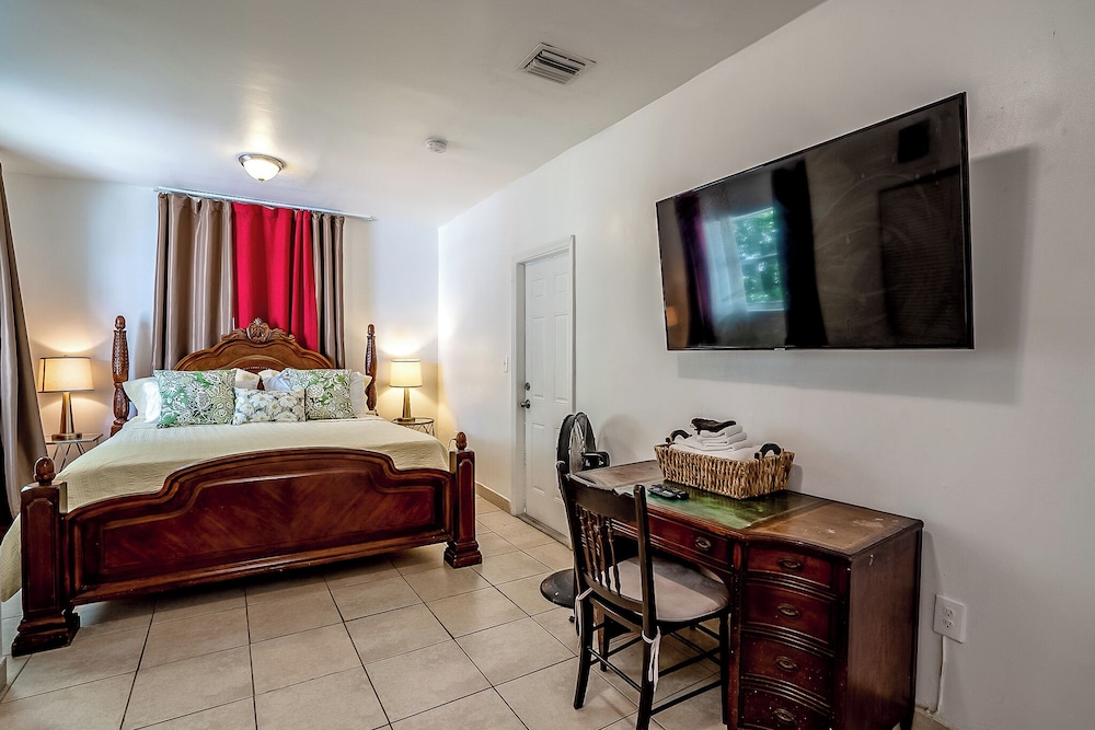 Miami Vacation Home 4 bedroom Parking.