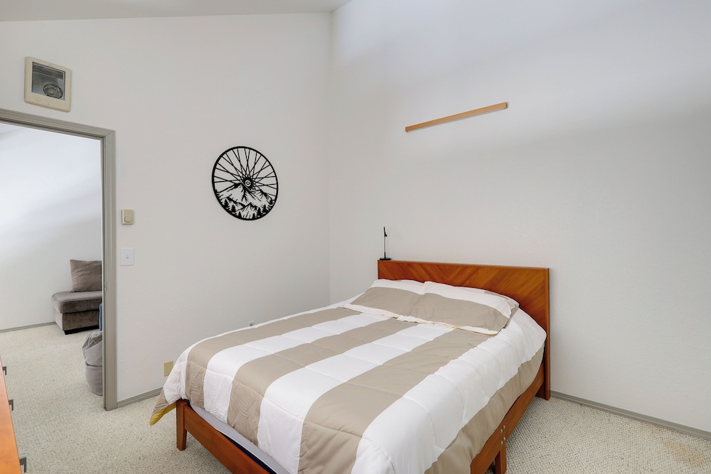 Walk to Payette Lake: Mccall Condo w/ Fireplace