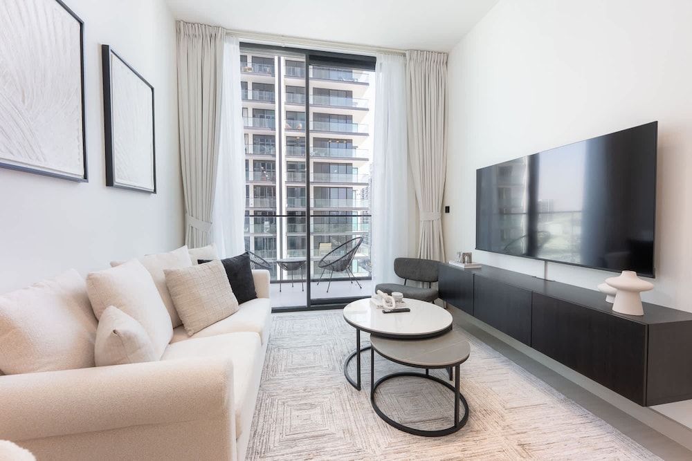 Gorgeous 1 Bedroom in Binghatti House and Sleeps 4