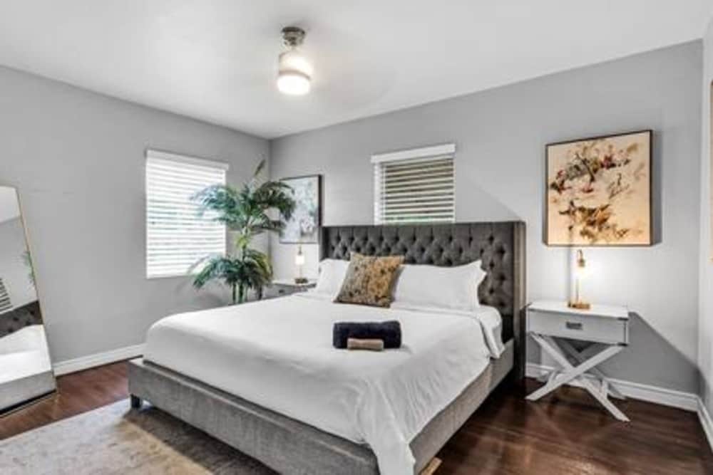 427 NE 107th Studio 6BR 3BA 7 Beds Pool Parking 2 Kitchen