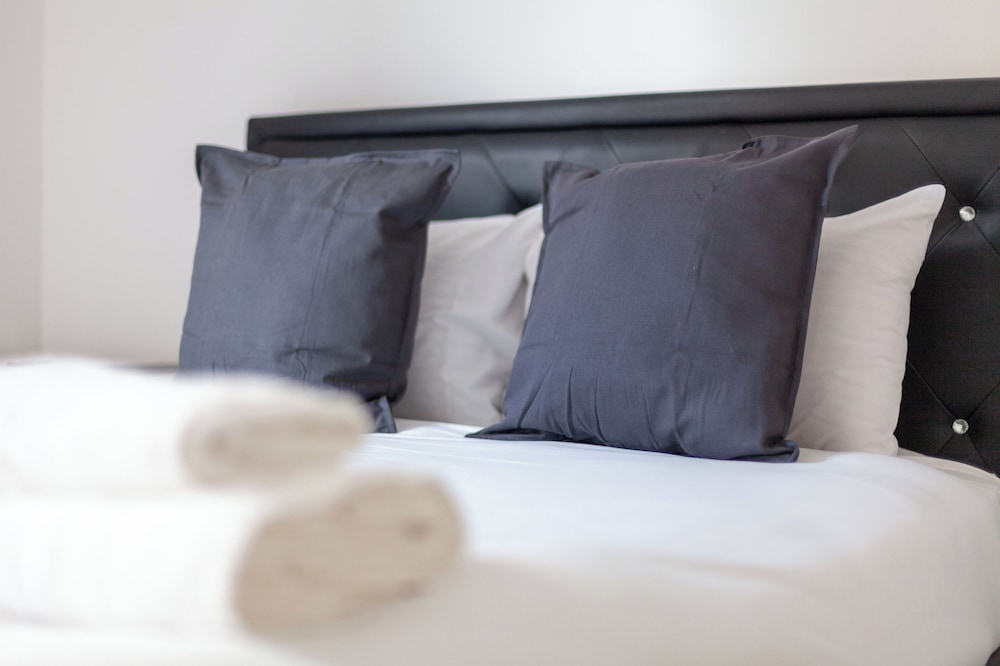 Stunning 5 Bedroom Retreat London view 5