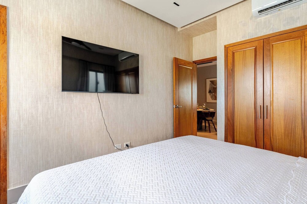 Luxurious Santo Domingo Apartment in Heart of the City, Wifi, Pool, Parking Free