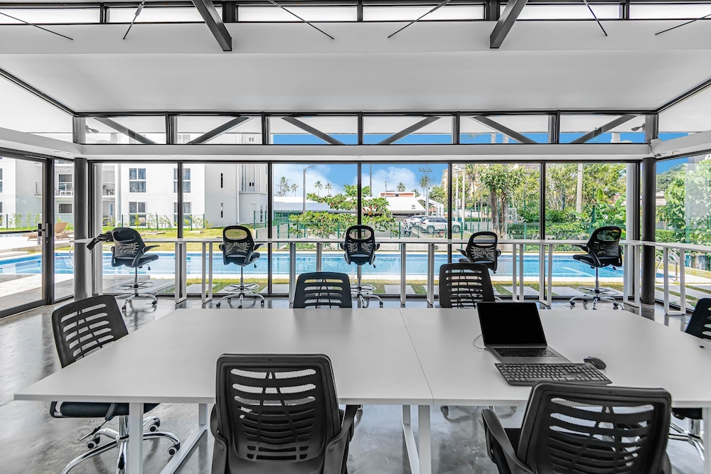 Upstay - Brand New Condo w Pool - 5 Mins to Beach