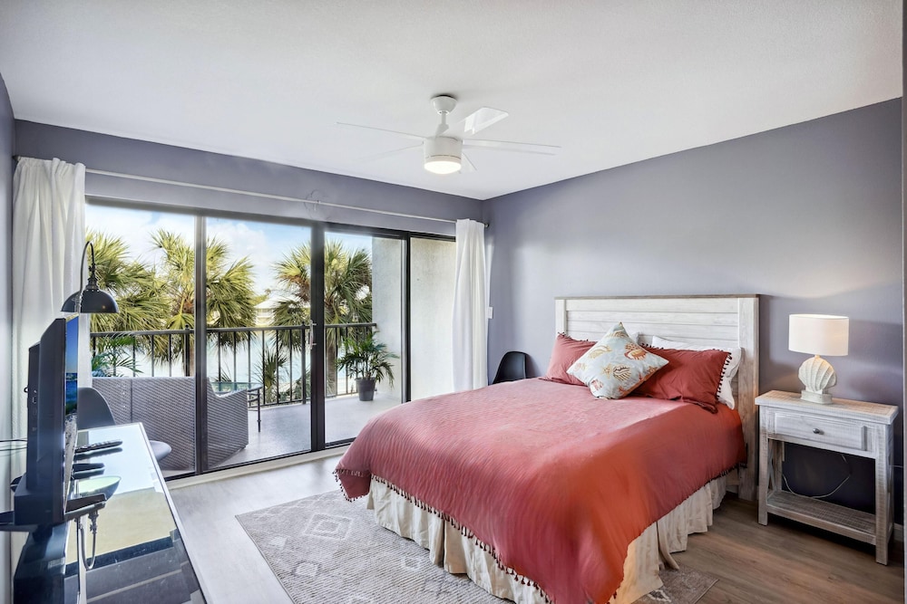 Land's End 1-306 Bay Front- Premier