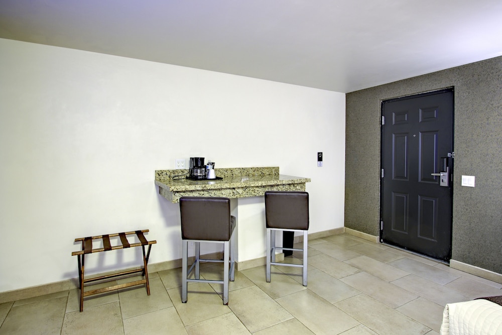 Ensenada Vacations - Hotel La Pinta - Property Image 45