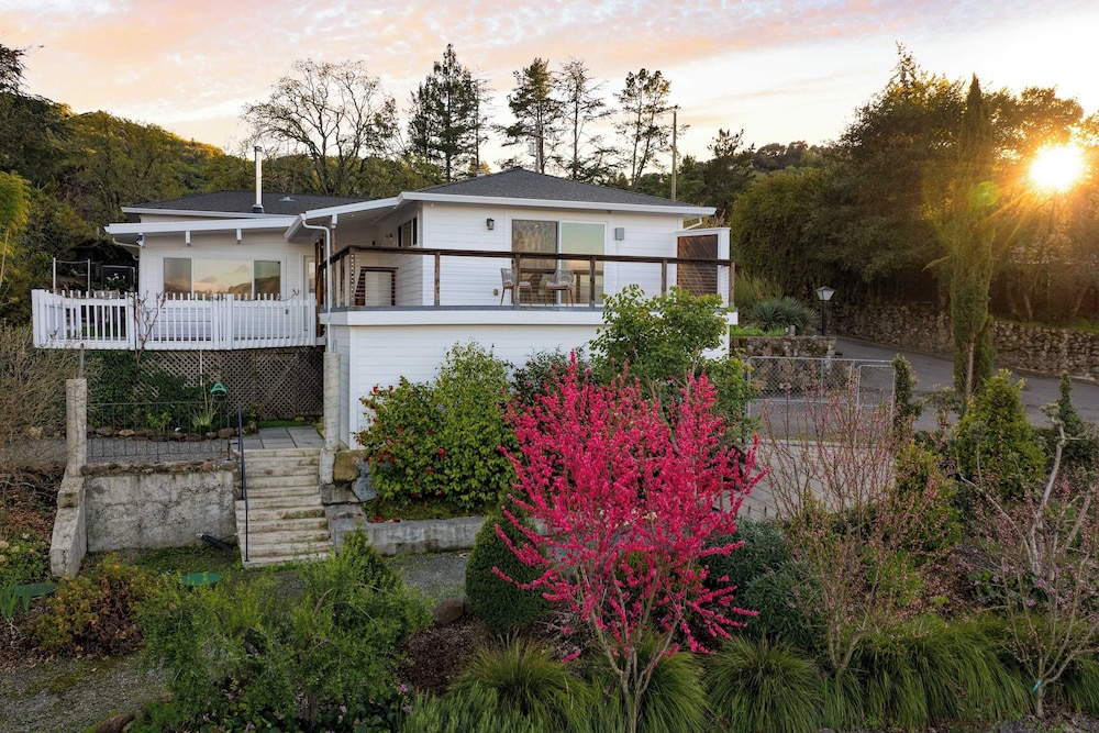Modern Sonoma Stay w/ Spacious Deck, Views & Prime Location Bennett