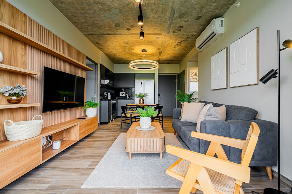 w Trendy 2BR w Balcony in the Heart of Centriqo